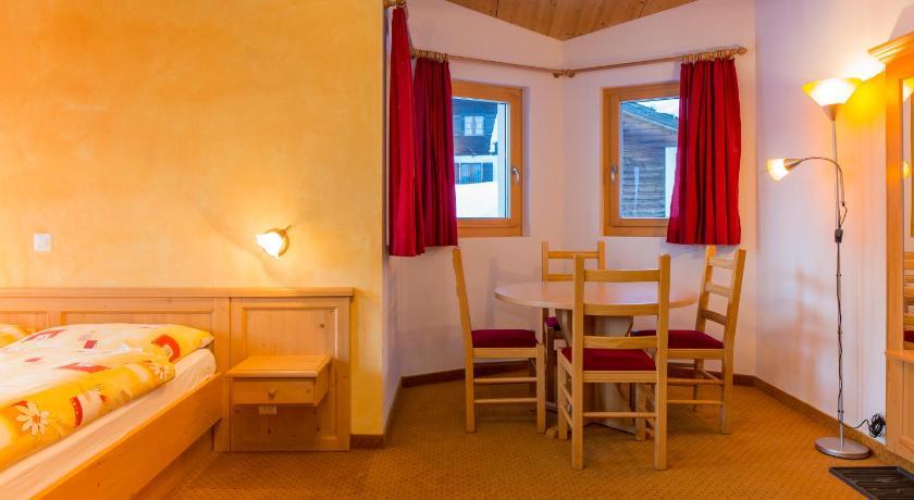 Familienhotel Garni Sporting Bettmeralp Pokoj fotografie