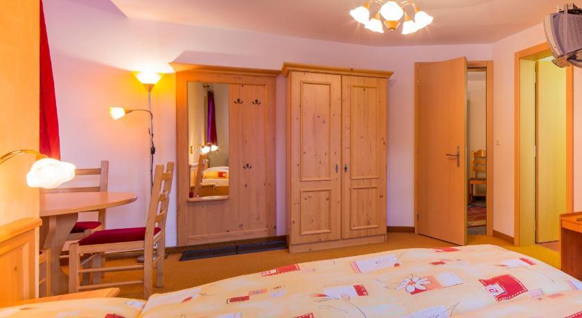 Familienhotel Garni Sporting Bettmeralp Pokoj fotografie